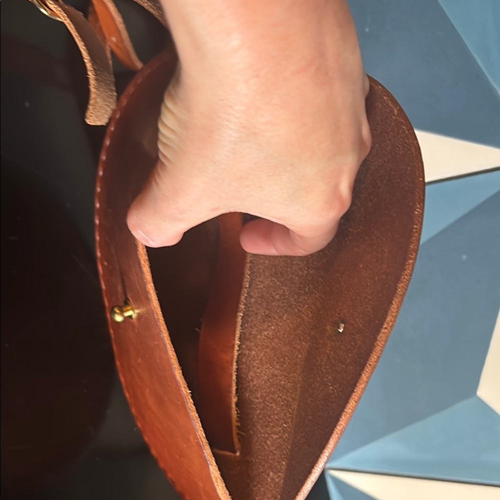 Elegant Tan Leather Crossbody Bag - Picture 3 of 3